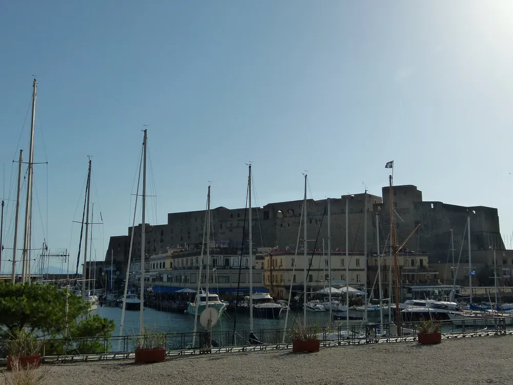 Napoli vista dal mare: bagno, musica e calette
