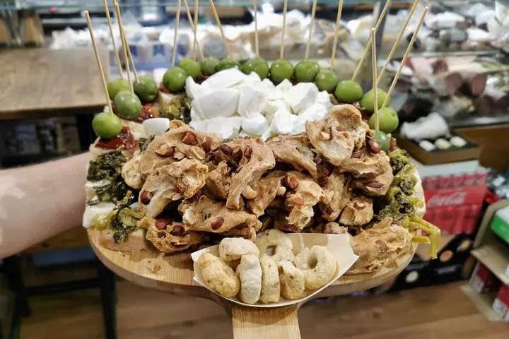 Mozzarella, pizza fritta e limoncello nei vicoli del centro