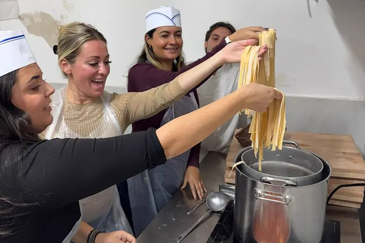 Fettuccine, ravioli di ricotta e tiramisù con uno chef del posto
