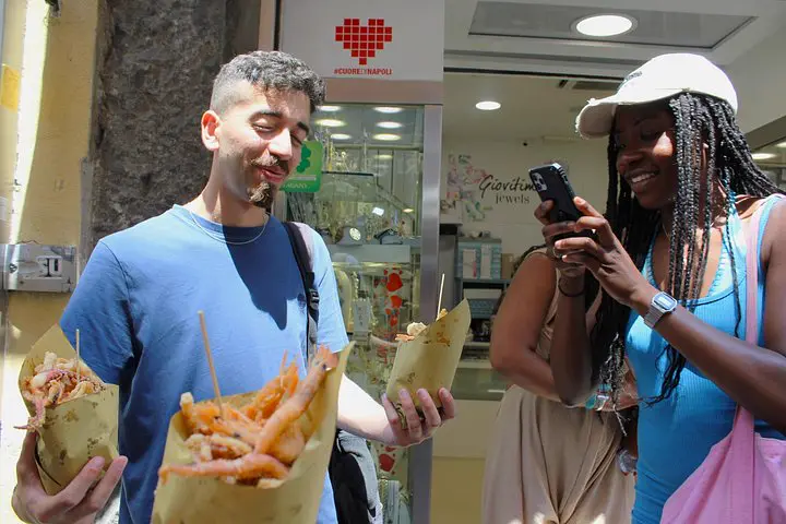 Pignasecca in sei soste: spritz, tarallo, pizza a portafoglio e cuoppo