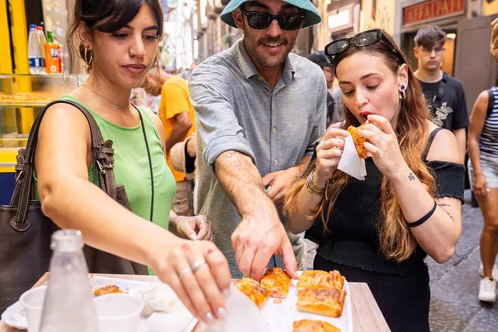 Sei pizze a passeggio: scarola, montanara, fritta e spritz in giardino