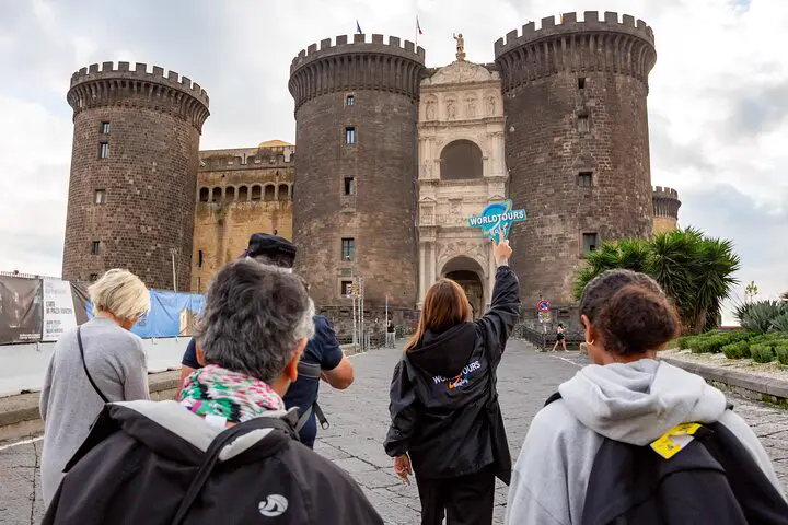 Dal Maschio Angioino ai Decumani, con la Napoli romana di San Lorenzo