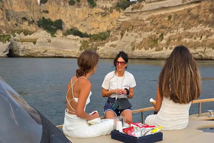 A vela verso il tramonto, con aperitivo a bordo