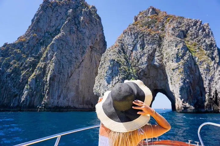 Capri in gozzo e a piedi: giro dell’isola, Anacapri e Piazzetta