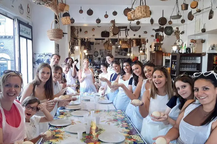 Pizza e tiramisù in una pizzeria davanti al San Carlo
