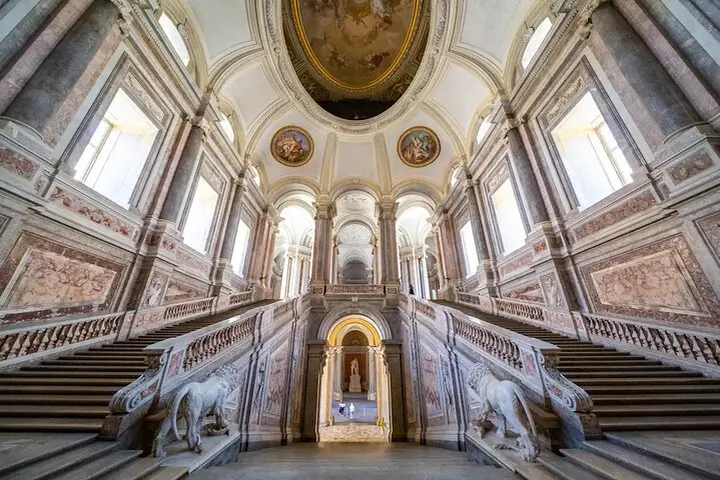 Reggia di Caserta in tre ore: scalone, appartamenti e navetta al parco