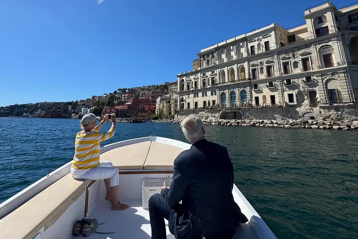 Castel dell’Ovo e Palazzo Donn’Anna visti dall’acqua, in nove