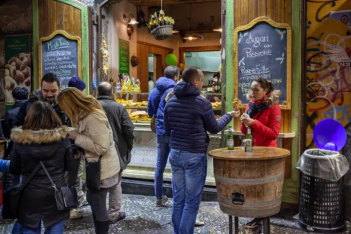 Un pasto intero a passeggio: quattro soste tra i vicoli
