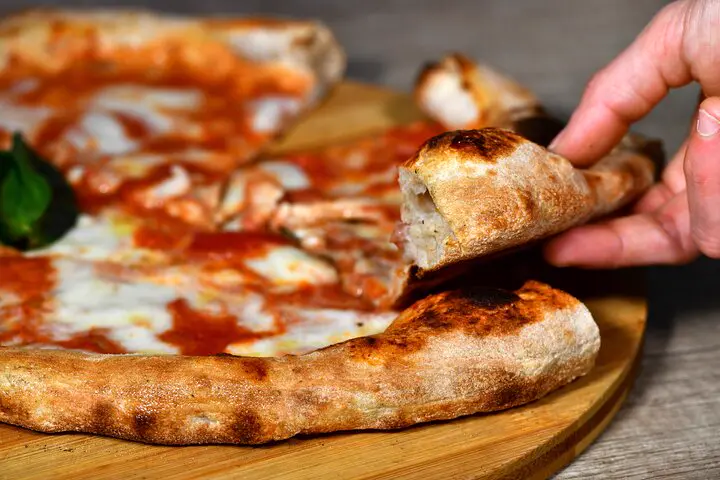 Pizza e oltre: quattro soste da Piazza Dante con un goloso del posto