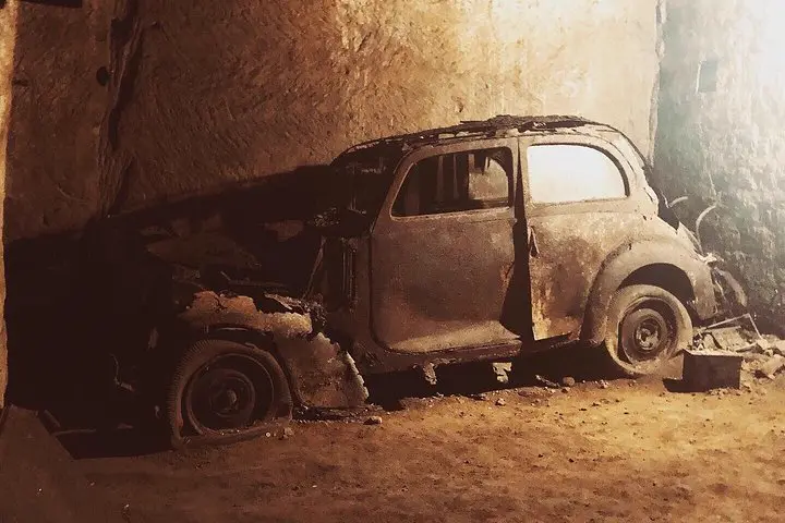 Galleria Borbonica: cisterne, rifugi e auto d’epoca