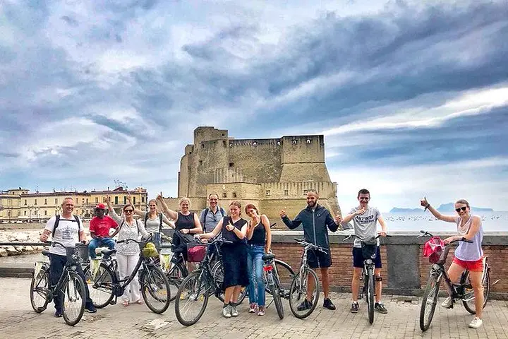 Tre ore di pedali tra lungomare e centro antico