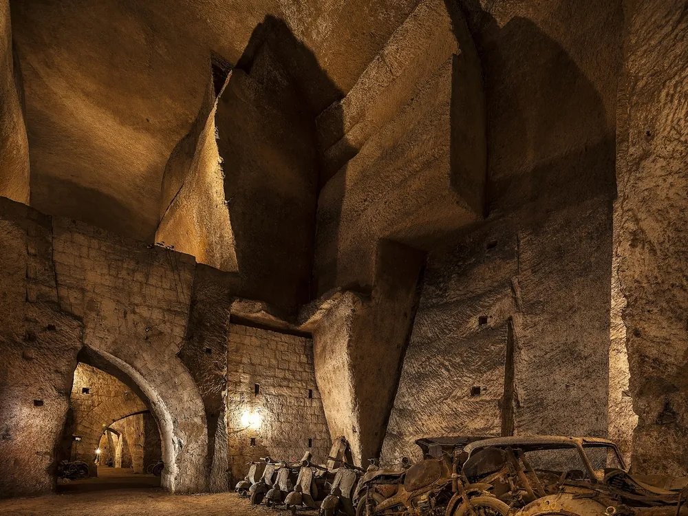 Galleria Borbonica: cisterne, rifugi e auto d’epoca
