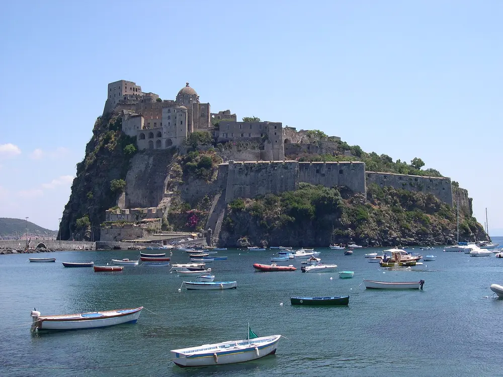 Ischia e Procida in barca, con bagni e pranzo a bordo