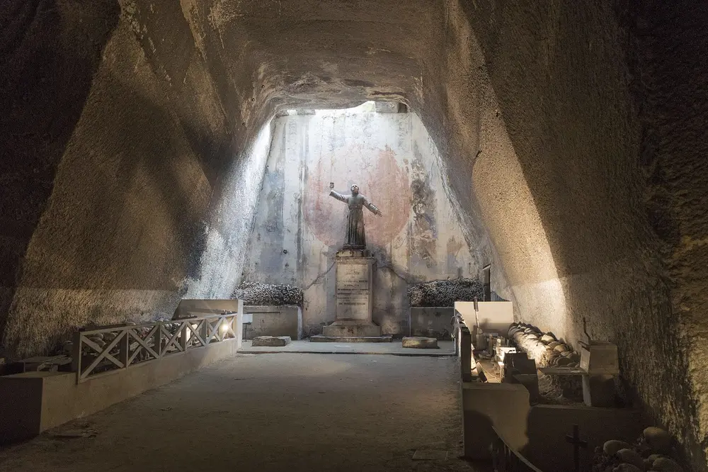 Cimitero delle Fontanelle: le anime pezzentelle nella cava di tufo