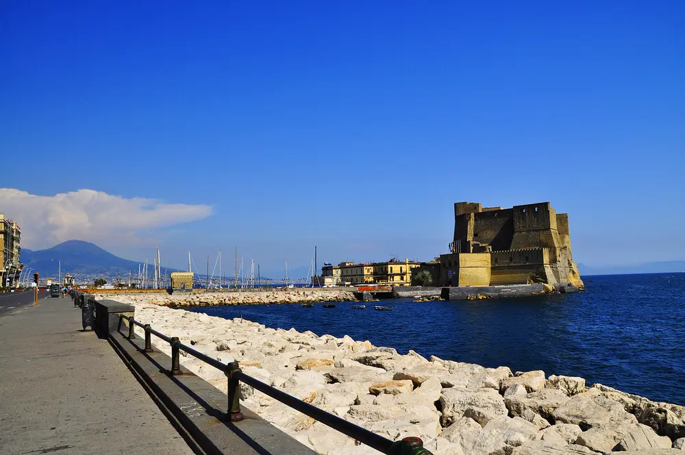 Il golfo in 75 minuti: Vesuvio, Castel dell’Ovo, Posillipo e Nisida
