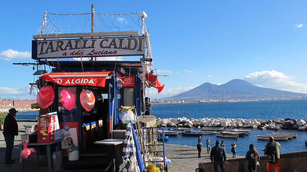 Tarallo, pizza a portafoglio, frittatina, ragù e babà in quattro soste