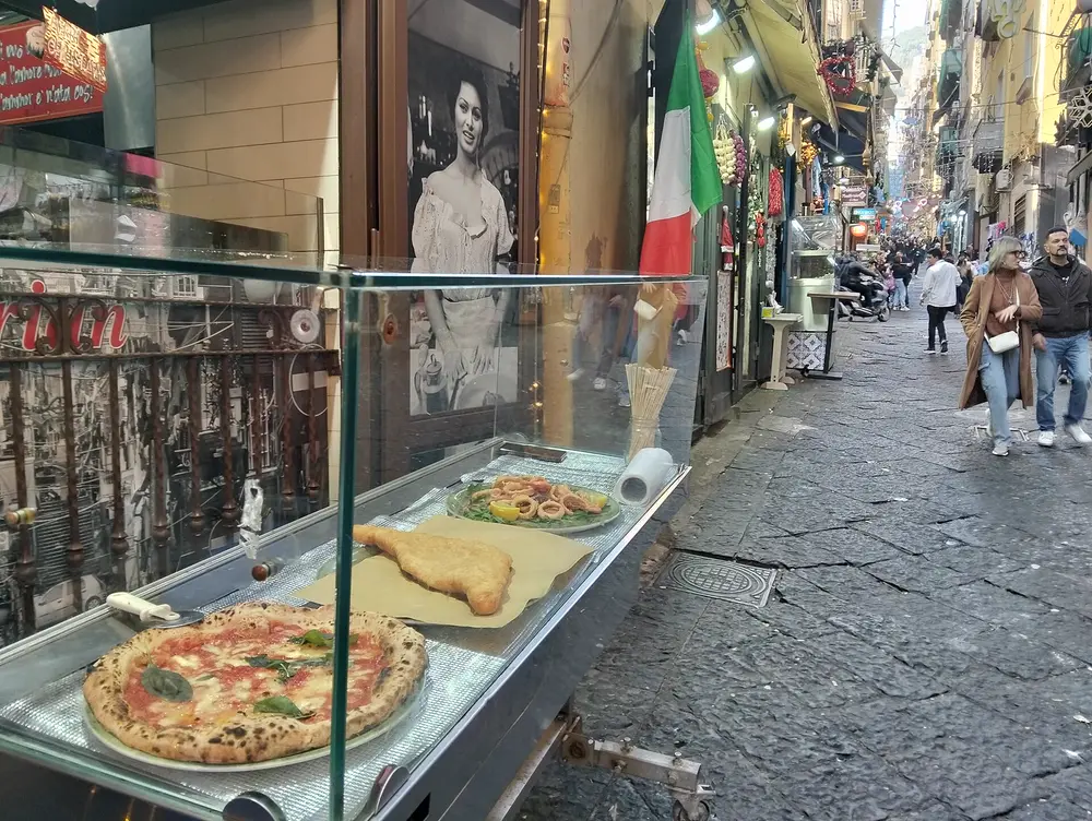 Il calzone napoletano, salato e dolce, in una vera pizzeria