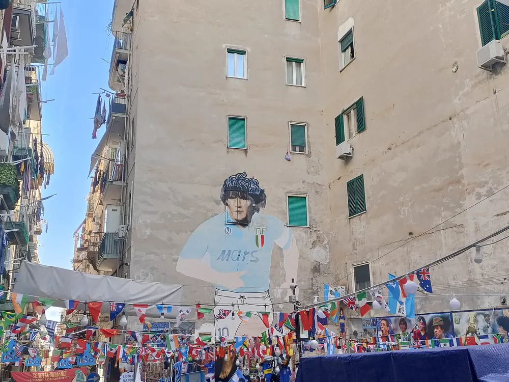 Quartieri Spagnoli tra murales e Maradona, sotterranea in opzione
