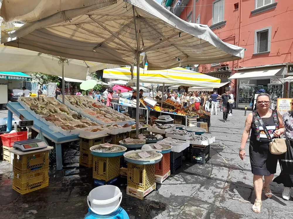 Sei tappe nel mercato più antico della città, caffè al limoncello compreso
