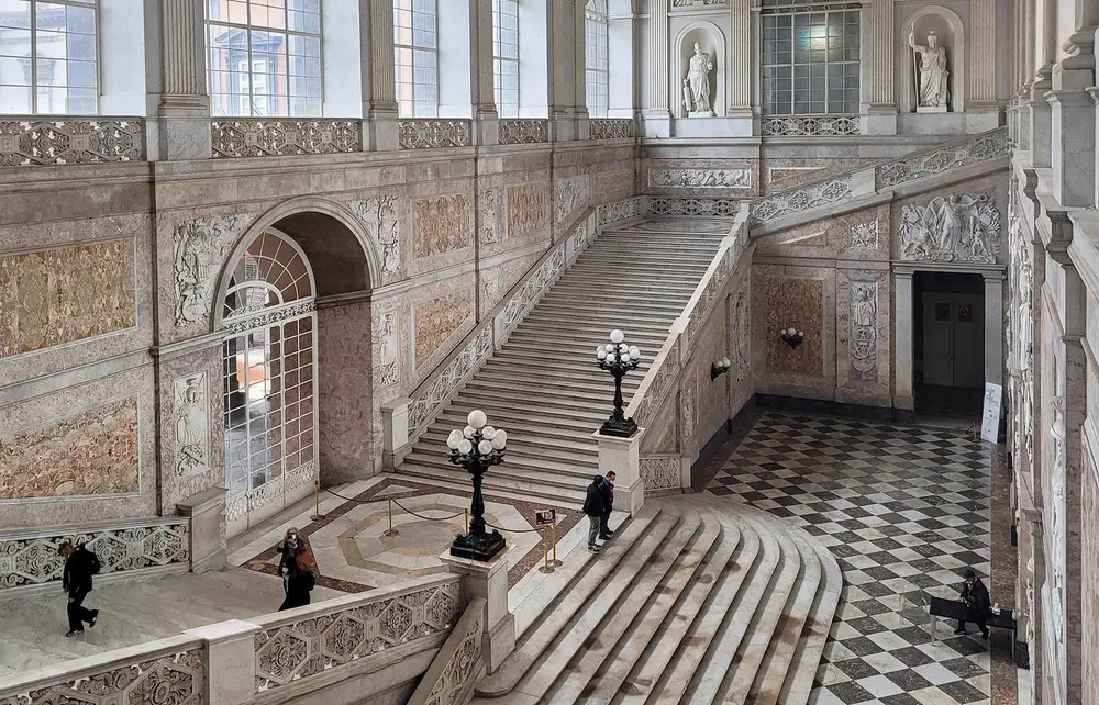 Palazzo Reale e il borgo di Santa Lucia, in piccolo gruppo