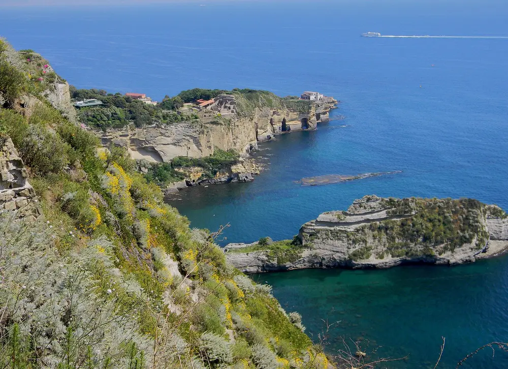 Napoli vista dal mare: bagno, musica e calette