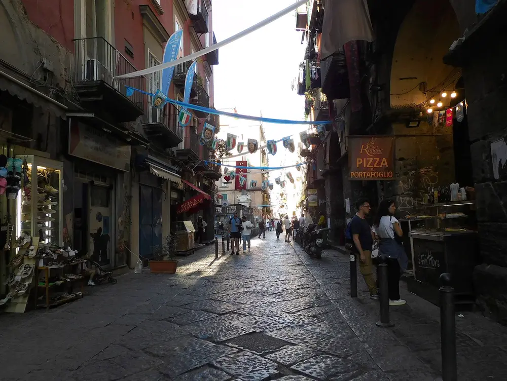 Street food nel centro storico con una guida del posto
