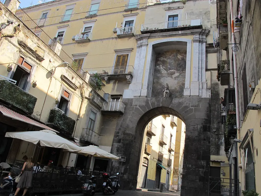 Vino, babà e murales tra Porta San Gennaro e la Sanità