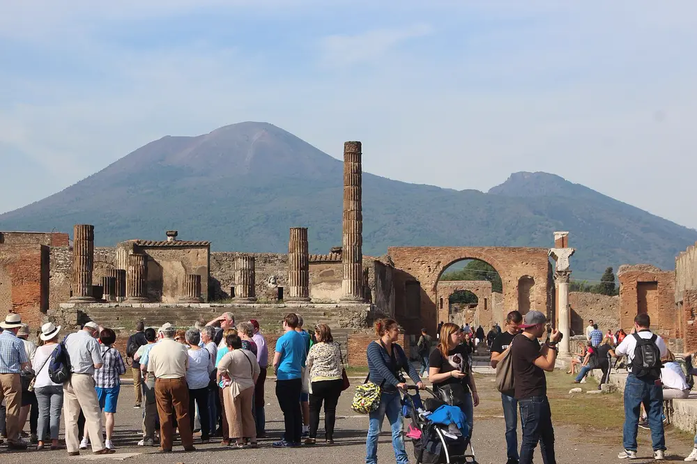 Pompei con guida archeologa, biglietto e pullman da Napoli