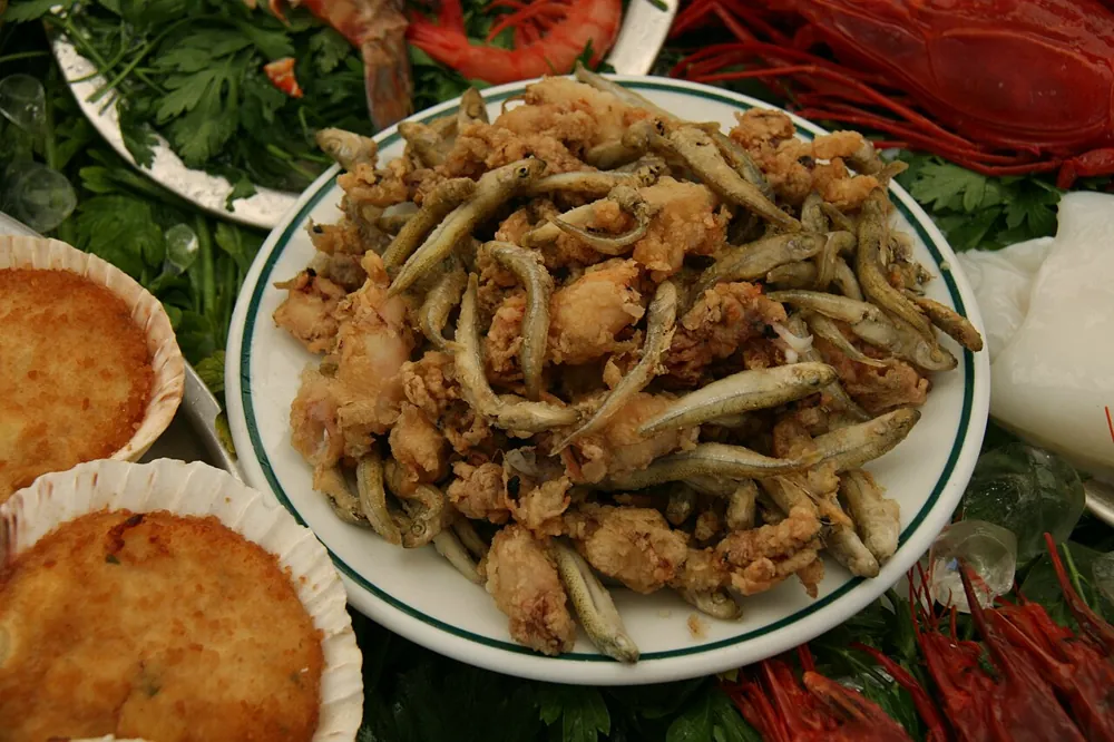 Street food nel centro storico con una guida del posto