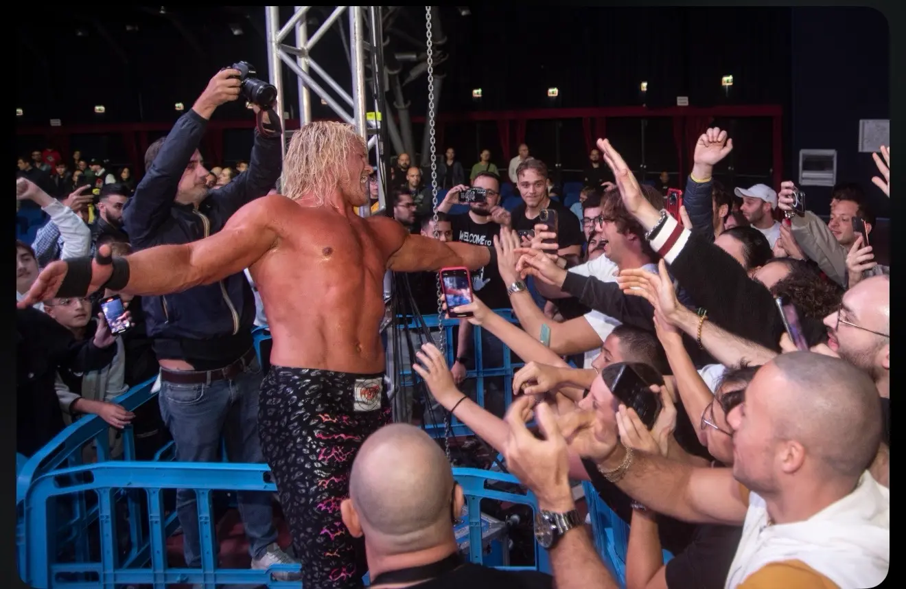 Un wrestler della NWE tra il pubblico a bordo ring