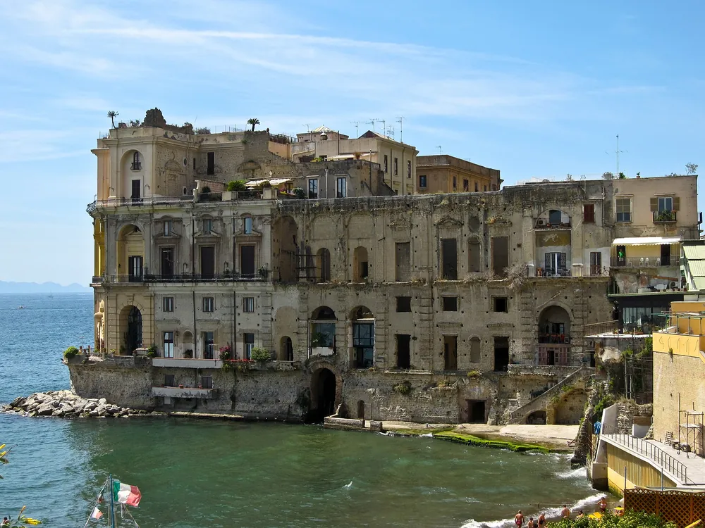 Castel dell’Ovo e Palazzo Donn’Anna visti dall’acqua, in nove