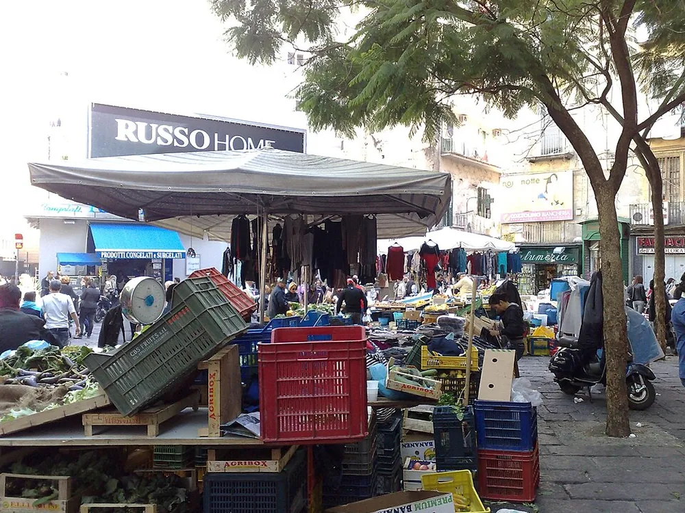 Pignasecca in sei soste: spritz, tarallo, pizza a portafoglio e cuoppo