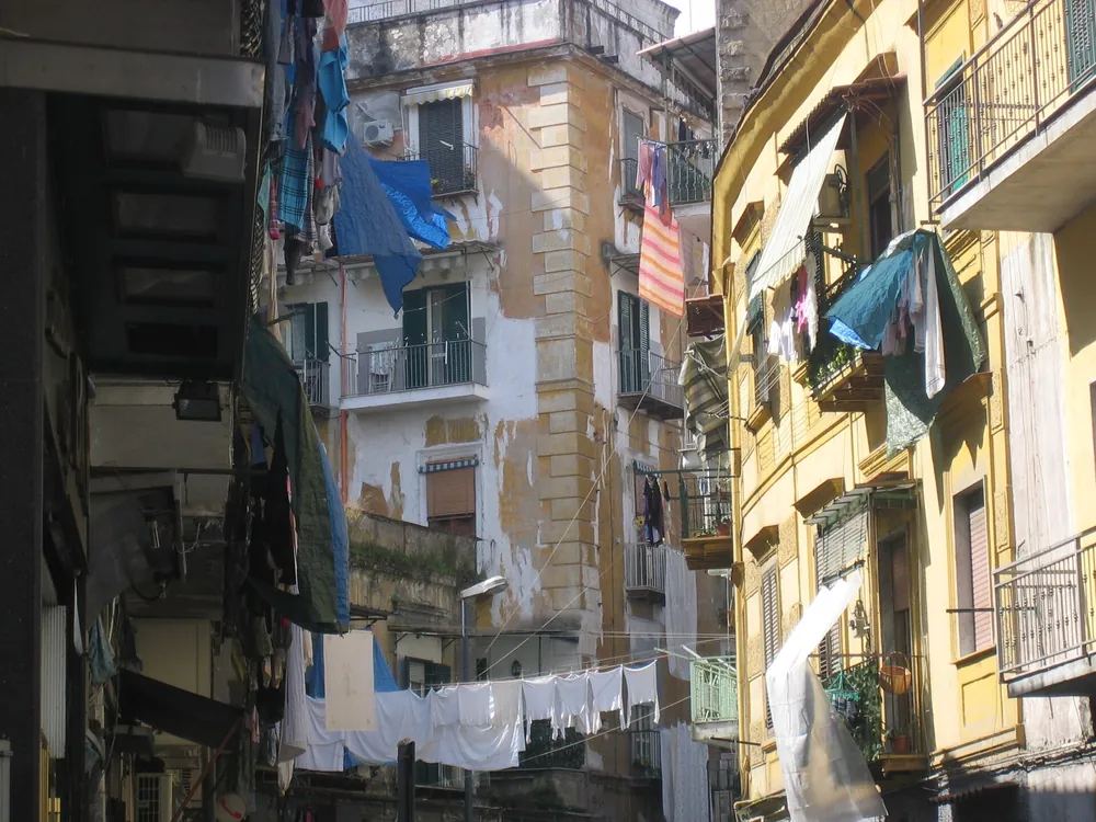 Vino, babà e murales tra Porta San Gennaro e la Sanità