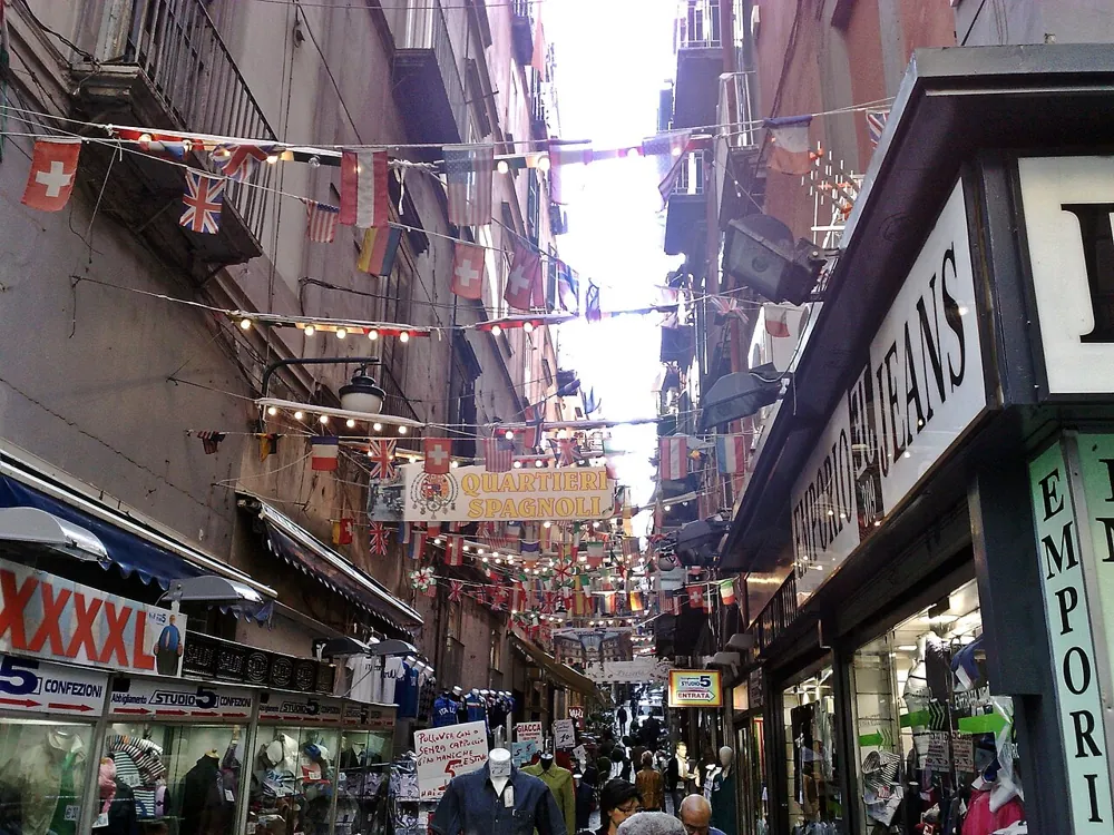 Quartieri Spagnoli: murales, mercato e un assaggio