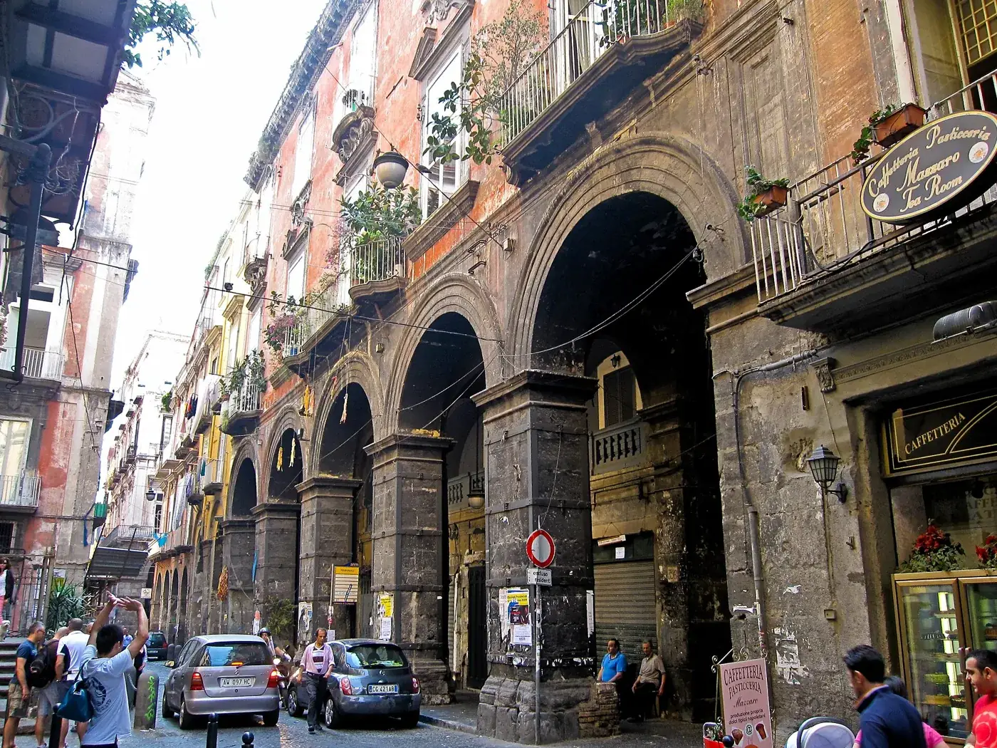 Naples pub crawl through the old town, with street music